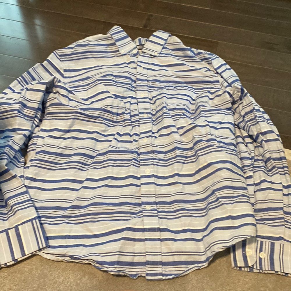 I Amazon essentials extra-large, blue and white button-down collar and shirt